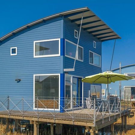 6 Pers. Waterfront Home Seeblick, Equipped Stilt House On The Water Anjum ภายนอก รูปภาพ